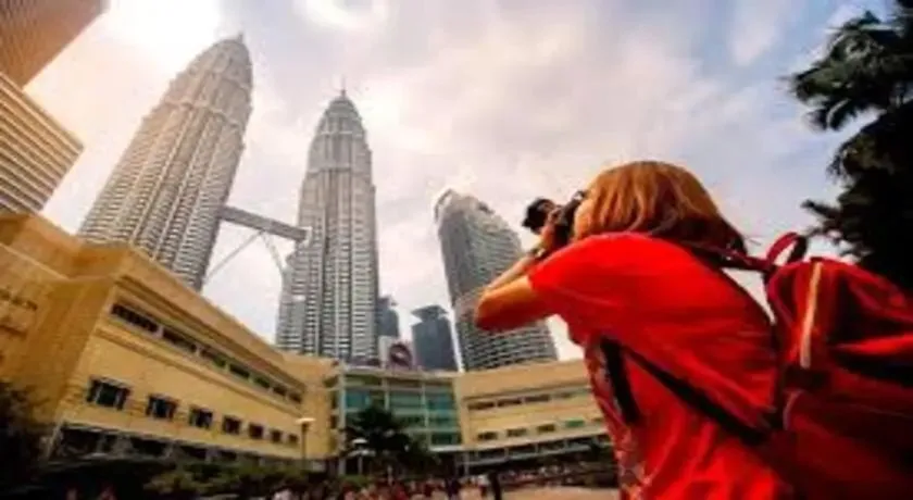 Private Tour Kuala Lumpur with Petronas Twin Towers Observation Deck & Batu Cave