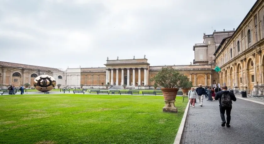 Vatican-Museums-Sistine-Chapel-with-St-Peter's-Basilica-Tour