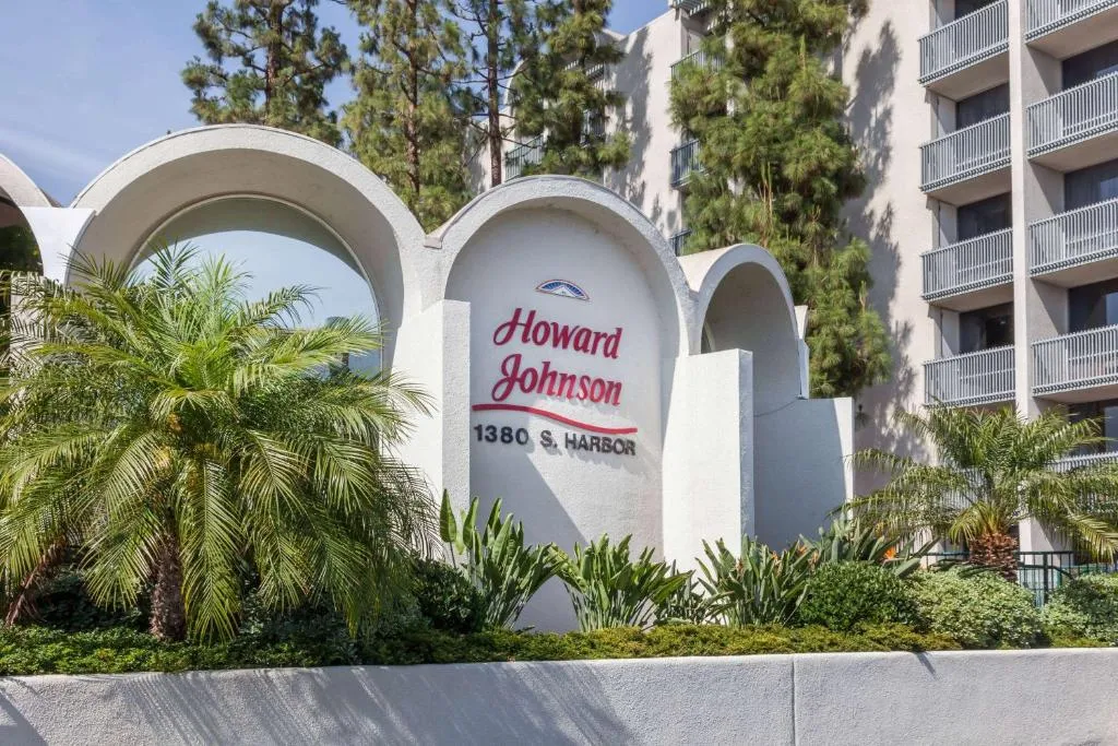 howard-johnson-by-wyndham-anaheim-hotel-and-water-playground